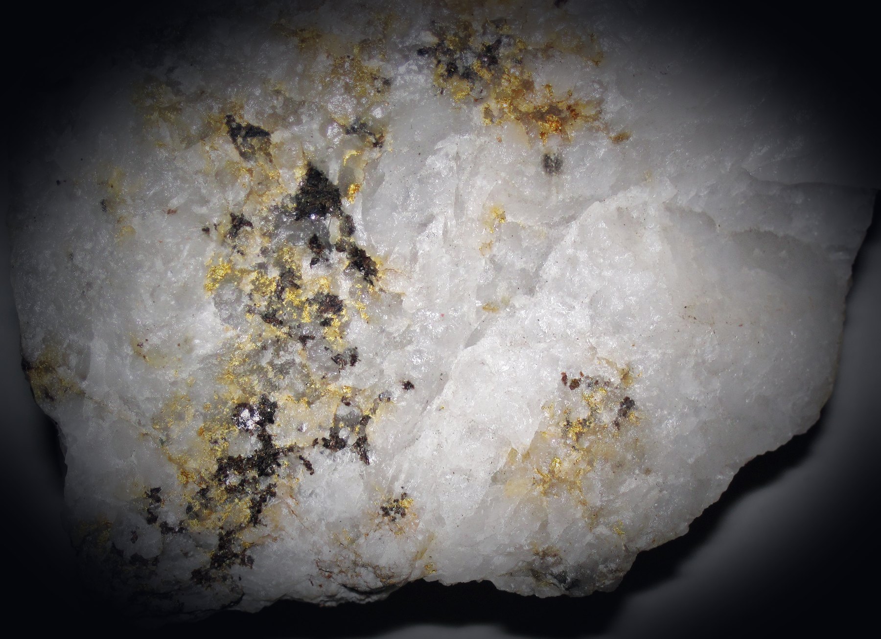 Veio hidrotermal de quartzo com ouro